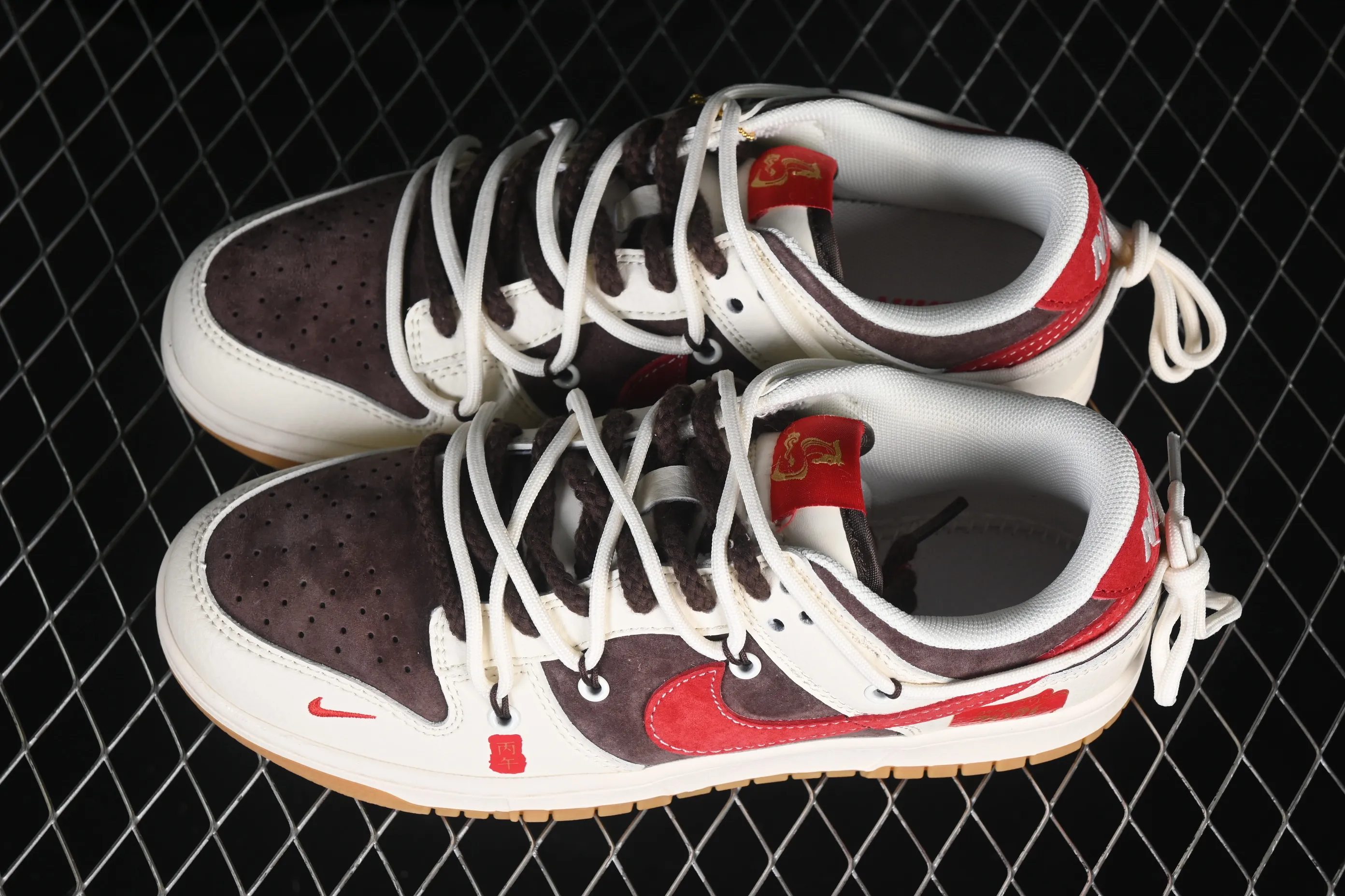 All categories Nk SB Dunk Series Nk SB Dunk Low High-end customized low-top sneakers Nike SB Dunk Low Exclusive for the Year of the Horse White and brown contrast color High-end customized low-top casual sneakers YX5066-C66